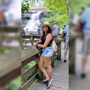 Meet your Posher, Anushka